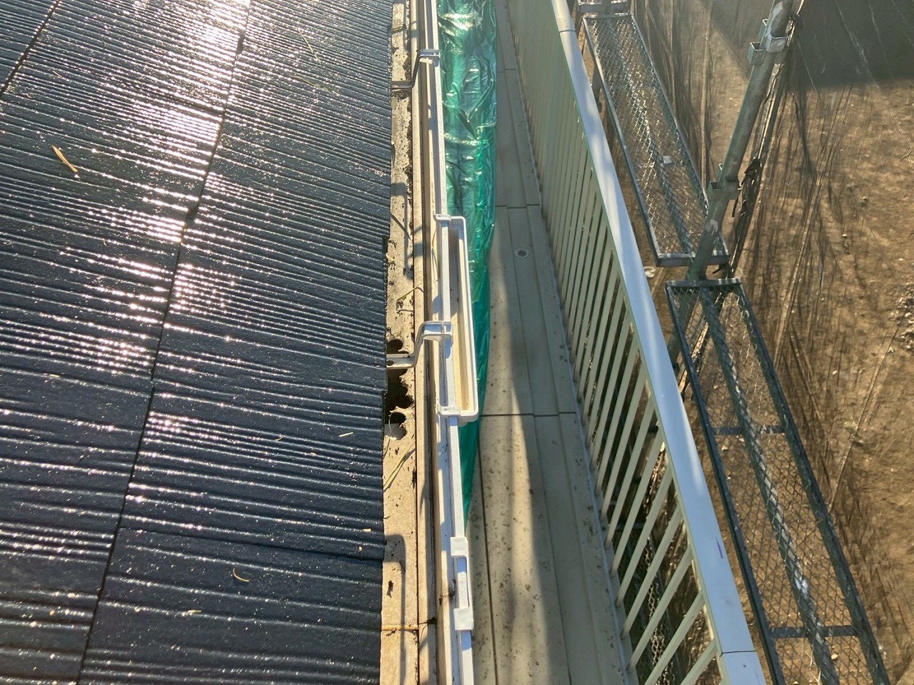 上塗り完了後の艶やかな屋根